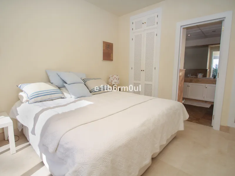 Immaculate modern South-facing three-bedroom townhouse within the stunning urbanisation of Zahara de Istán, just off the Istan road, and only a 10-minute drive from Marbella's Golden Mile, Puerto Banús and an array of amenities. The community offers immac