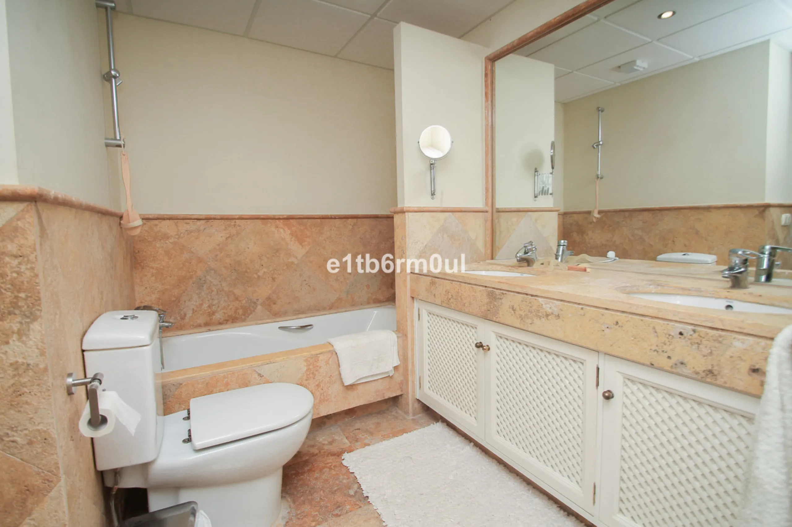Immaculate modern South-facing three-bedroom townhouse within the stunning urbanisation of Zahara de Istán, just off the Istan road, and only a 10-minute drive from Marbella's Golden Mile, Puerto Banús and an array of amenities. The community offers immac