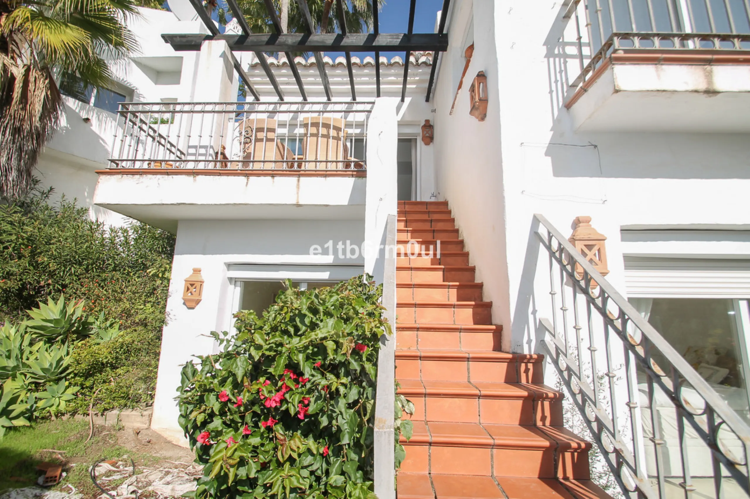 Immaculate modern South-facing three-bedroom townhouse within the stunning urbanisation of Zahara de Istán, just off the Istan road, and only a 10-minute drive from Marbella's Golden Mile, Puerto Banús and an array of amenities. The community offers immac