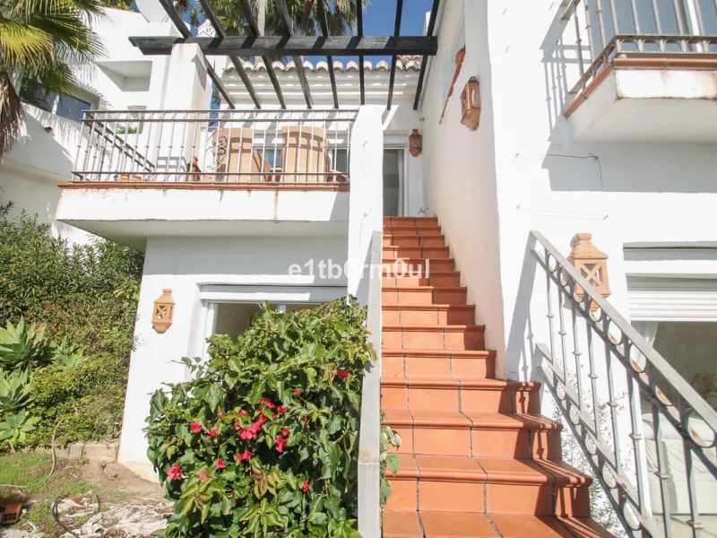 Immaculate modern South-facing three-bedroom townhouse within the stunning urbanisation of Zahara de Istán, just off the Istan road, and only a 10-minute drive from Marbella's Golden Mile, Puerto Banús and an array of amenities. The community offers immac