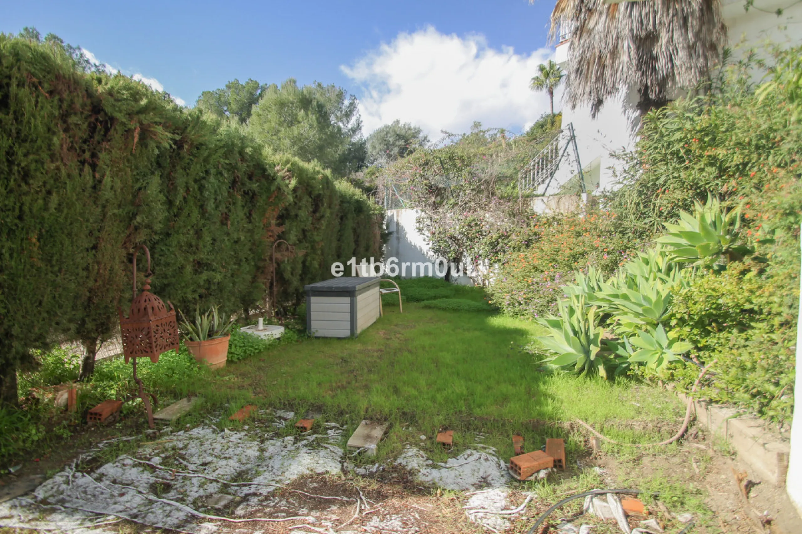 Immaculate modern South-facing three-bedroom townhouse within the stunning urbanisation of Zahara de Istán, just off the Istan road, and only a 10-minute drive from Marbella's Golden Mile, Puerto Banús and an array of amenities. The community offers immac