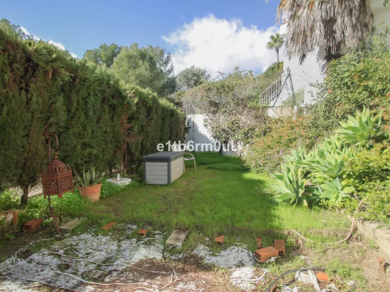 Immaculate modern South-facing three-bedroom townhouse within the stunning urbanisation of Zahara de Istán, just off the Istan road, and only a 10-minute drive from Marbella's Golden Mile, Puerto Banús and an array of amenities. The community offers immac