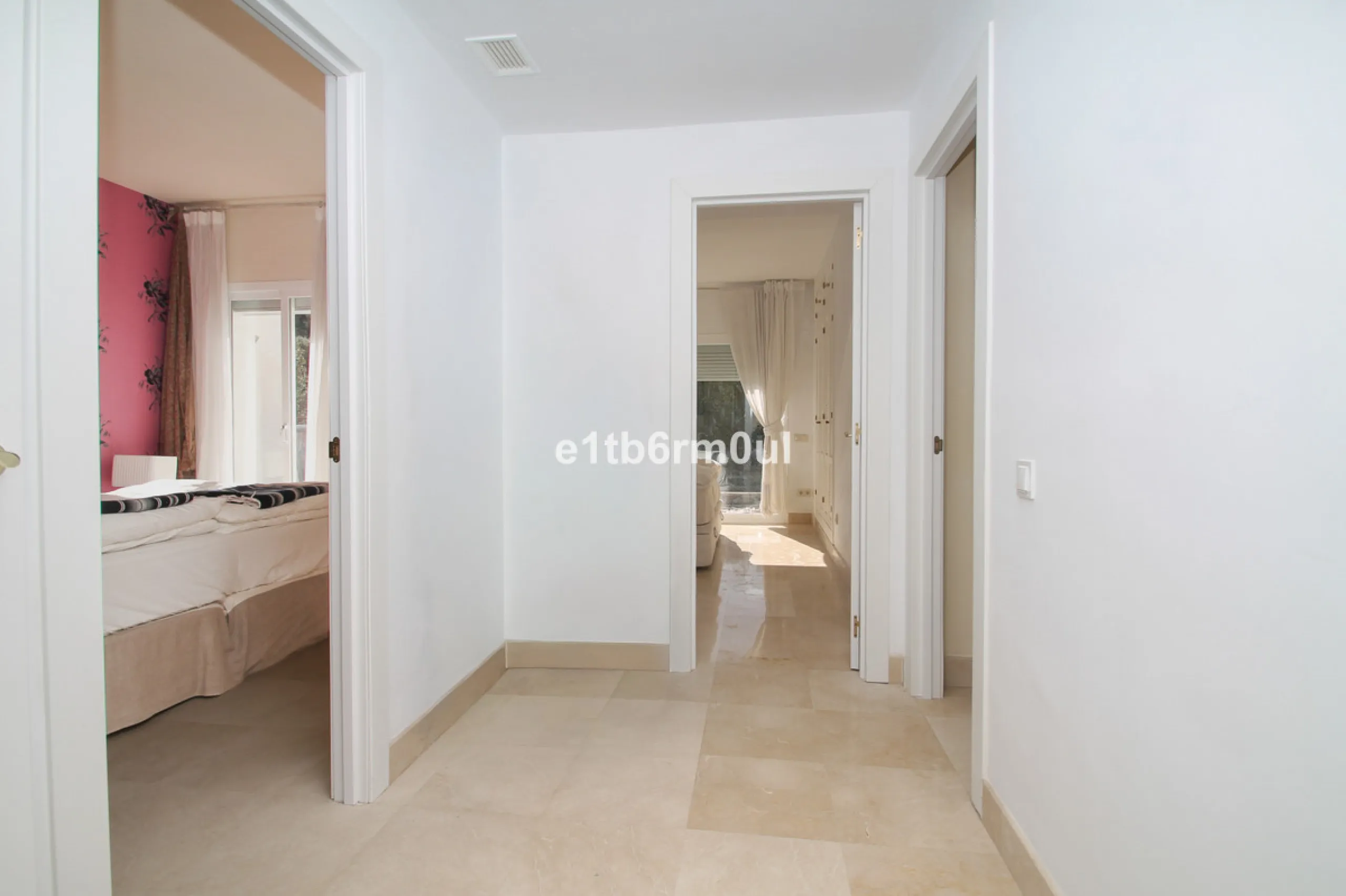 Immaculate modern South-facing three-bedroom townhouse within the stunning urbanisation of Zahara de Istán, just off the Istan road, and only a 10-minute drive from Marbella's Golden Mile, Puerto Banús and an array of amenities. The community offers immac