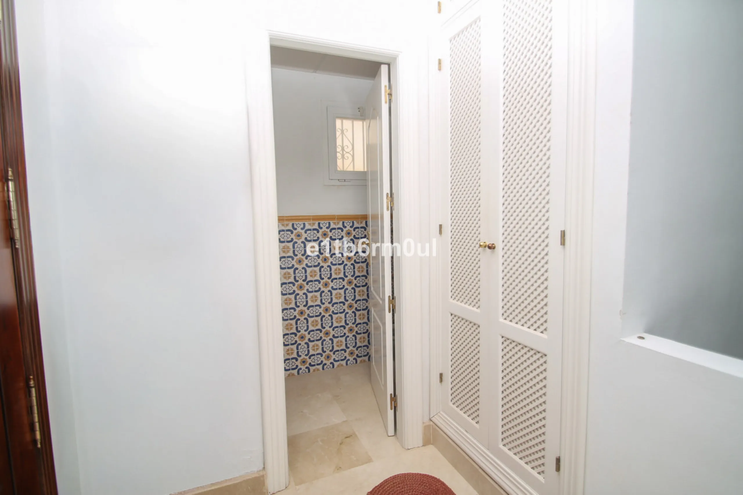 Immaculate modern South-facing three-bedroom townhouse within the stunning urbanisation of Zahara de Istán, just off the Istan road, and only a 10-minute drive from Marbella's Golden Mile, Puerto Banús and an array of amenities. The community offers immac