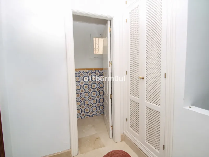 Immaculate modern South-facing three-bedroom townhouse within the stunning urbanisation of Zahara de Istán, just off the Istan road, and only a 10-minute drive from Marbella's Golden Mile, Puerto Banús and an array of amenities. The community offers immac