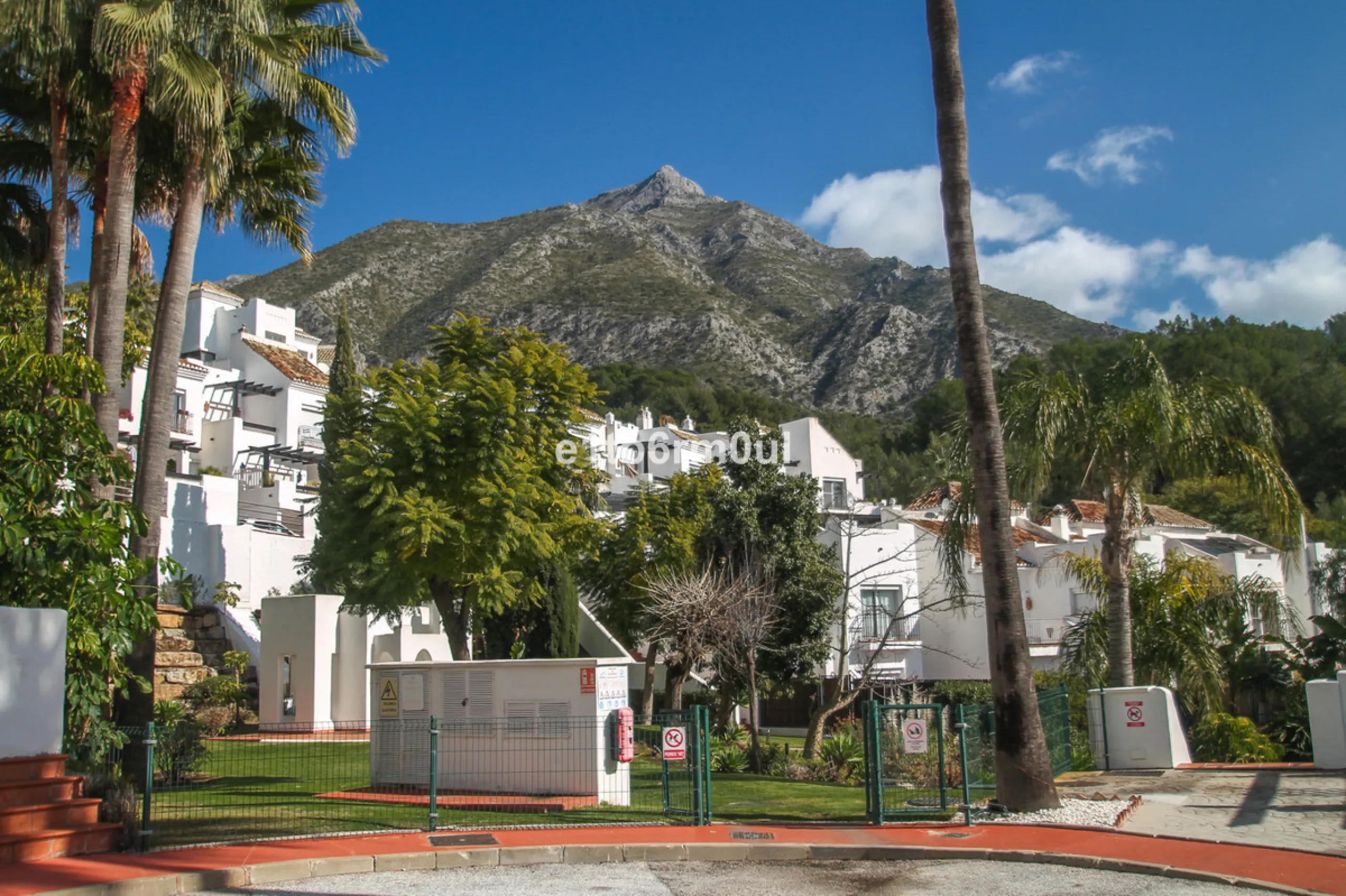 Immaculate modern South-facing three-bedroom townhouse within the stunning urbanisation of Zahara de Istán, just off the Istan road, and only a 10-minute drive from Marbella's Golden Mile, Puerto Banús and an array of amenities. The community offers immac