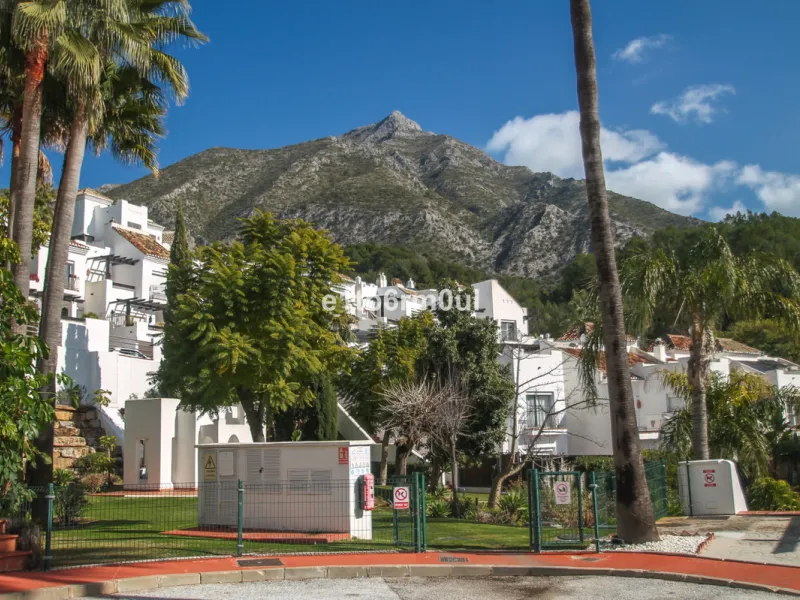Immaculate modern South-facing three-bedroom townhouse within the stunning urbanisation of Zahara de Istán, just off the Istan road, and only a 10-minute drive from Marbella's Golden Mile, Puerto Banús and an array of amenities. The community offers immac