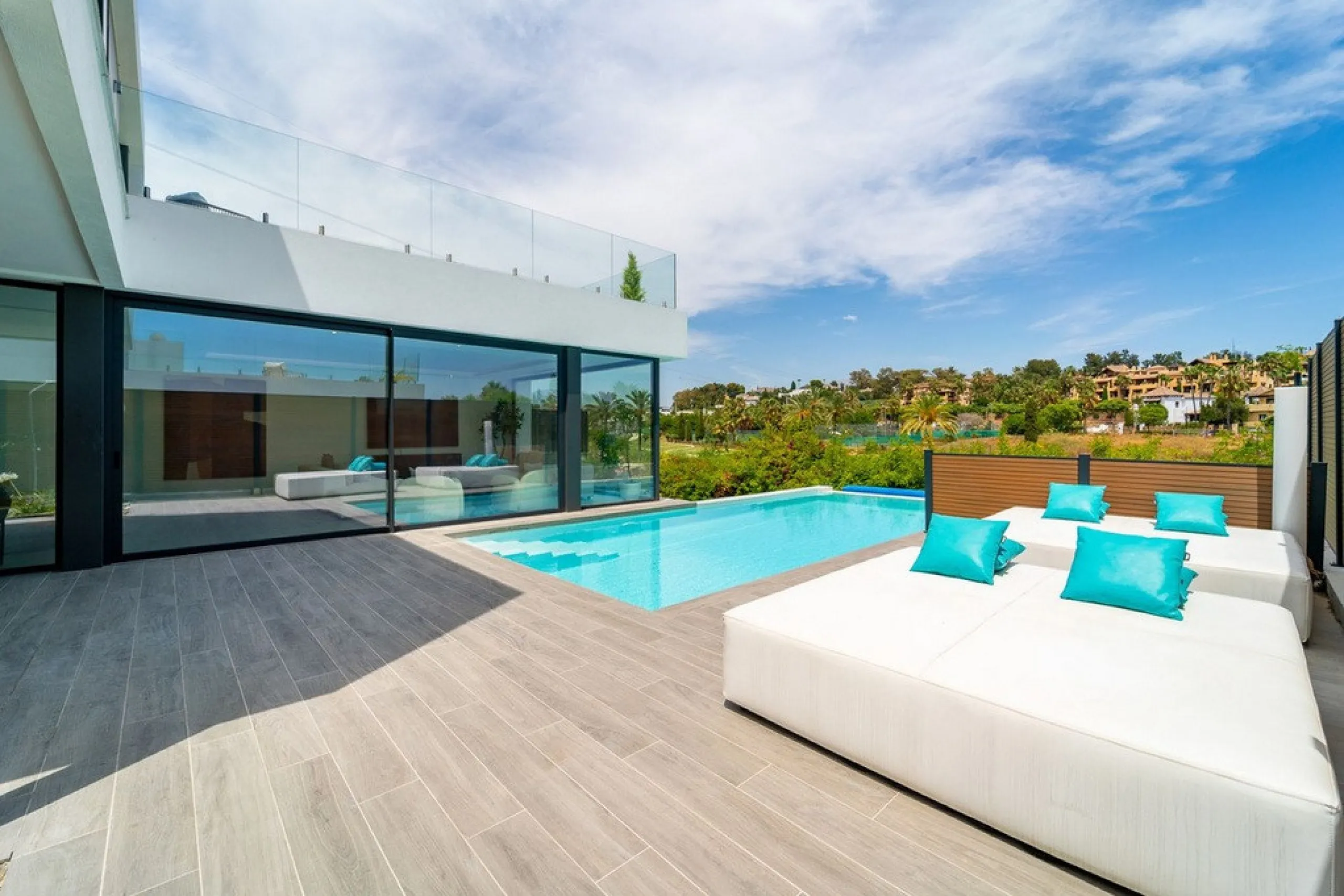 House - Detached Villa в продаже в Estepona, Málaga. В доме 5 спален и 4 ванных комнат. Площадь дома 358 м². Площадь участка 541 м²