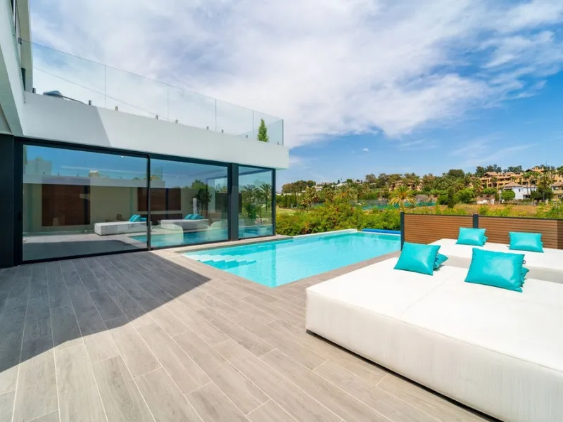 House - Detached Villa в продаже в Estepona, Málaga. В доме 5 спален и 4 ванных комнат. Площадь дома 358 м². Площадь участка 541 м²
