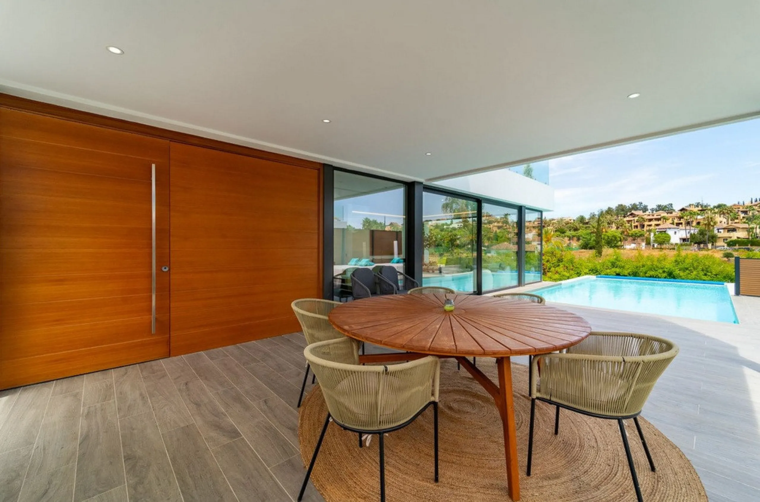 House - Detached Villa в продаже в Estepona, Málaga. В доме 5 спален и 4 ванных комнат. Площадь дома 358 м². Площадь участка 541 м²