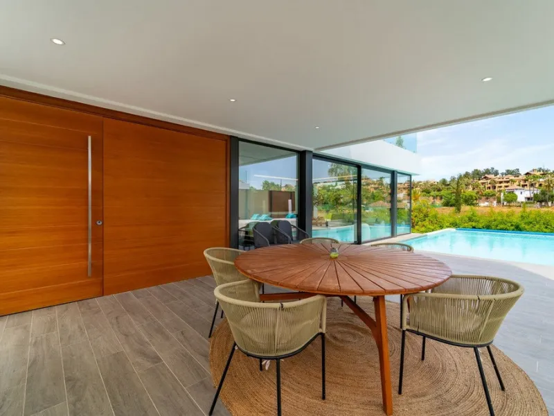 House - Detached Villa в продаже в Estepona, Málaga. В доме 5 спален и 4 ванных комнат. Площадь дома 358 м². Площадь участка 541 м²