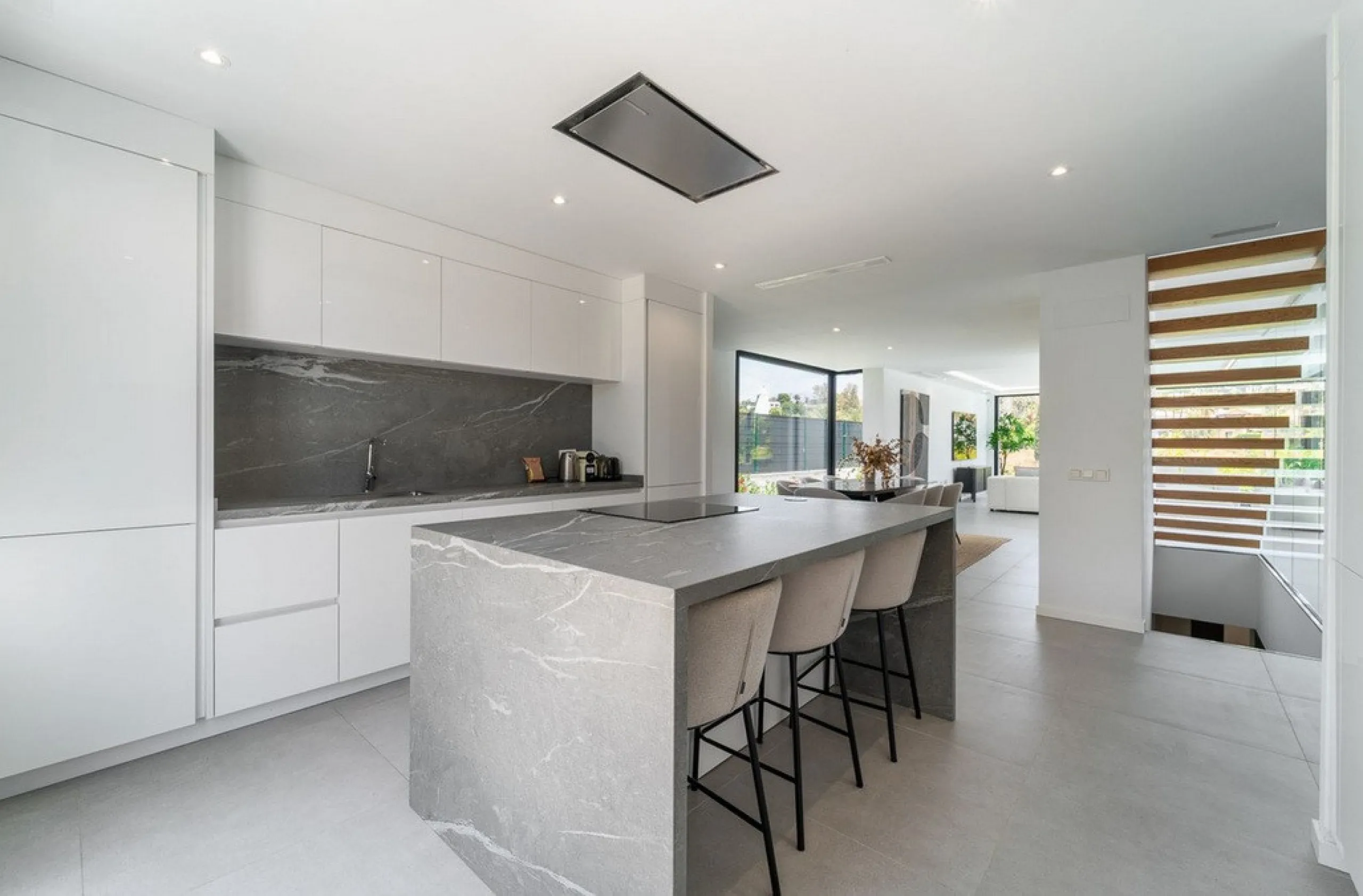 House - Detached Villa в продаже в Estepona, Málaga. В доме 5 спален и 4 ванных комнат. Площадь дома 358 м². Площадь участка 541 м²