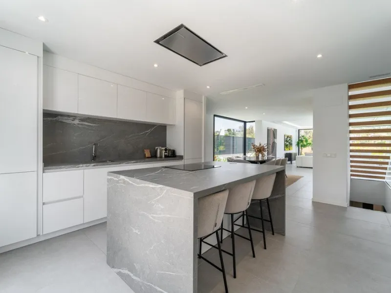 House - Detached Villa в продаже в Estepona, Málaga. В доме 5 спален и 4 ванных комнат. Площадь дома 358 м². Площадь участка 541 м²