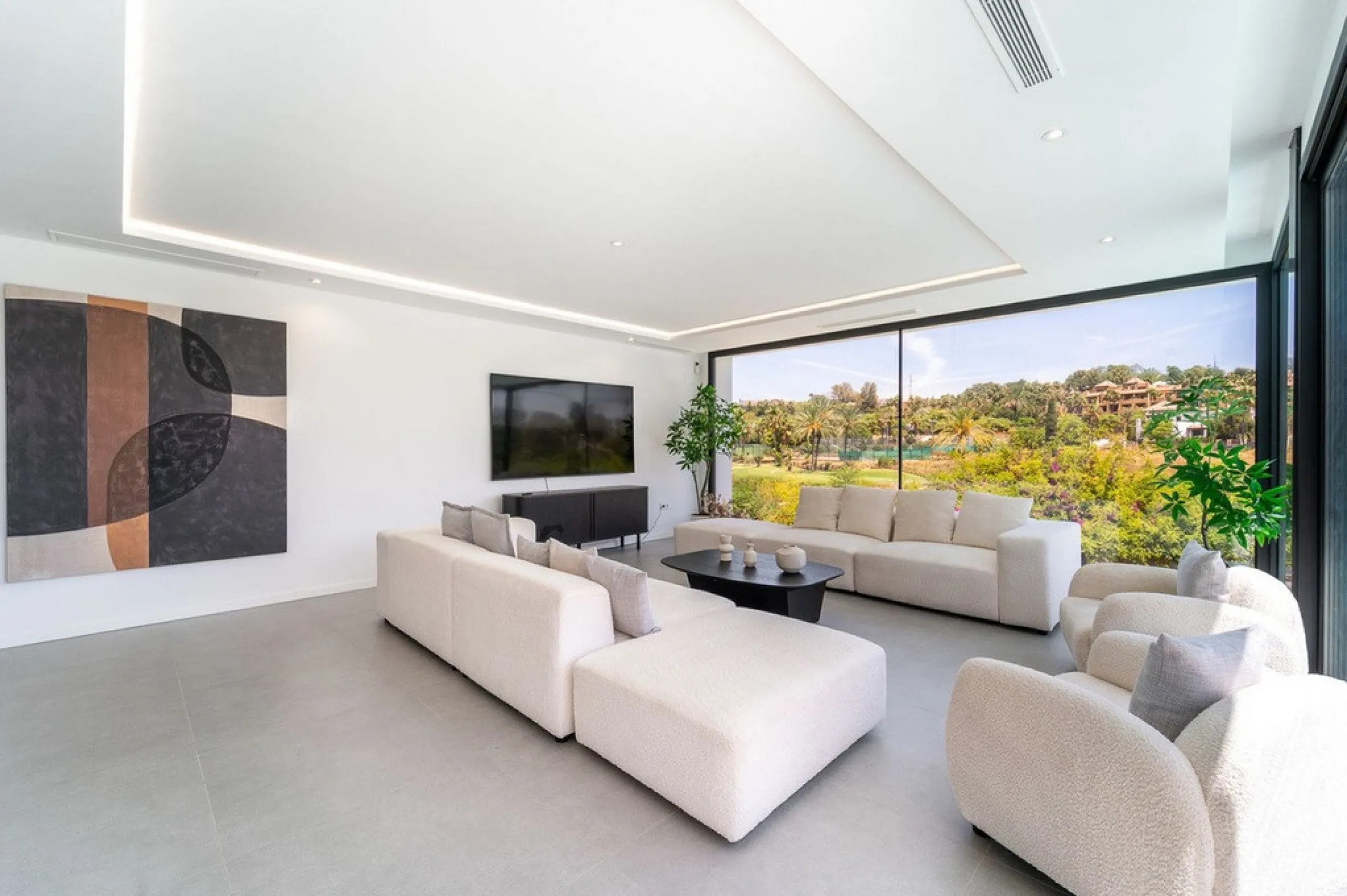 House - Detached Villa в продаже в Estepona, Málaga. В доме 5 спален и 4 ванных комнат. Площадь дома 358 м². Площадь участка 541 м²