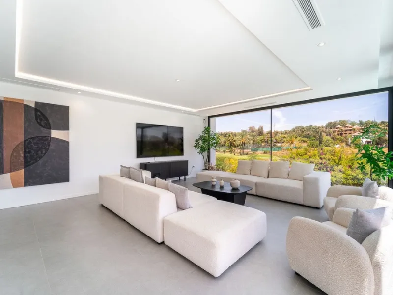 House - Detached Villa в продаже в Estepona, Málaga. В доме 5 спален и 4 ванных комнат. Площадь дома 358 м². Площадь участка 541 м²