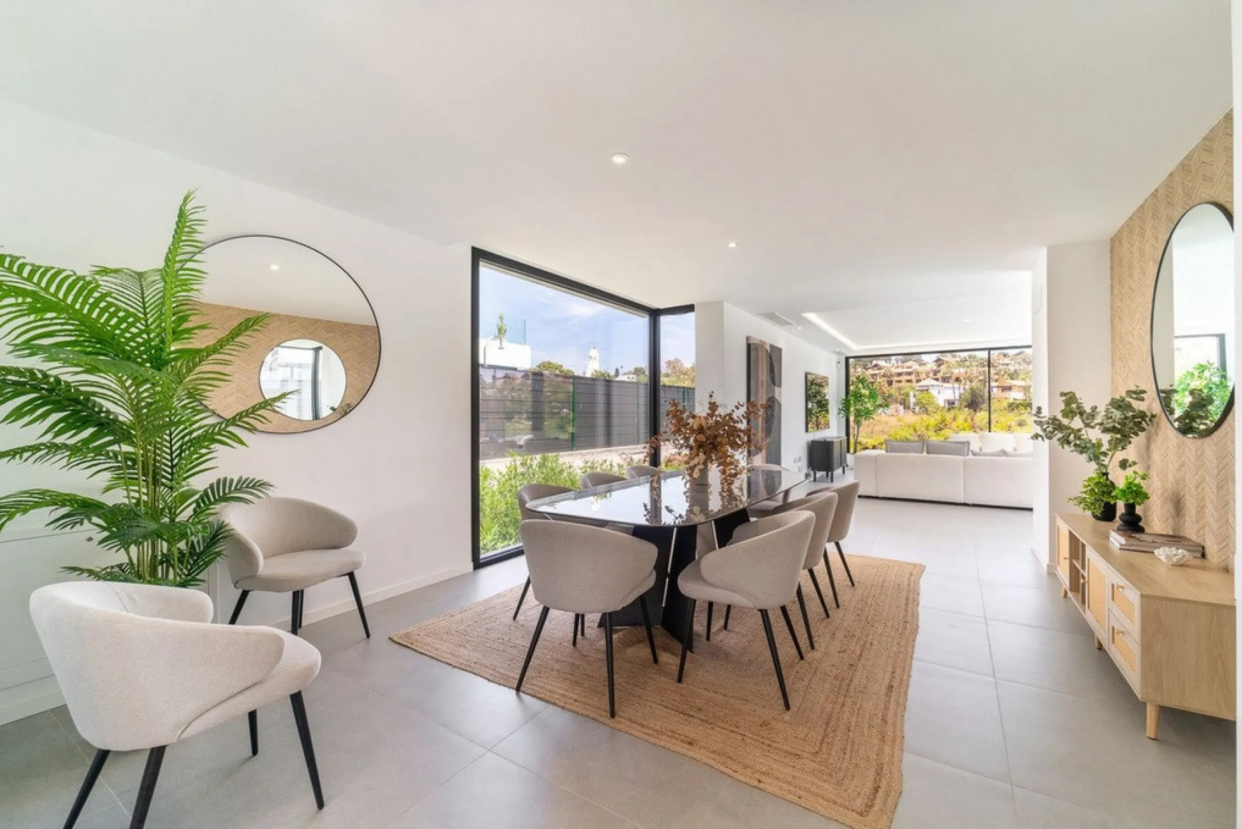House - Detached Villa в продаже в Estepona, Málaga. В доме 5 спален и 4 ванных комнат. Площадь дома 358 м². Площадь участка 541 м²