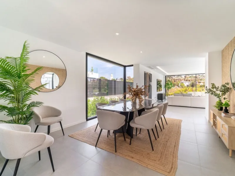 House - Detached Villa в продаже в Estepona, Málaga. В доме 5 спален и 4 ванных комнат. Площадь дома 358 м². Площадь участка 541 м²