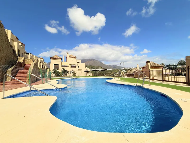 Apartment - Penthouse в продаже в Estepona, Málaga. В доме 2 спален и 2 ванных комнат. Площадь дома 100 м²