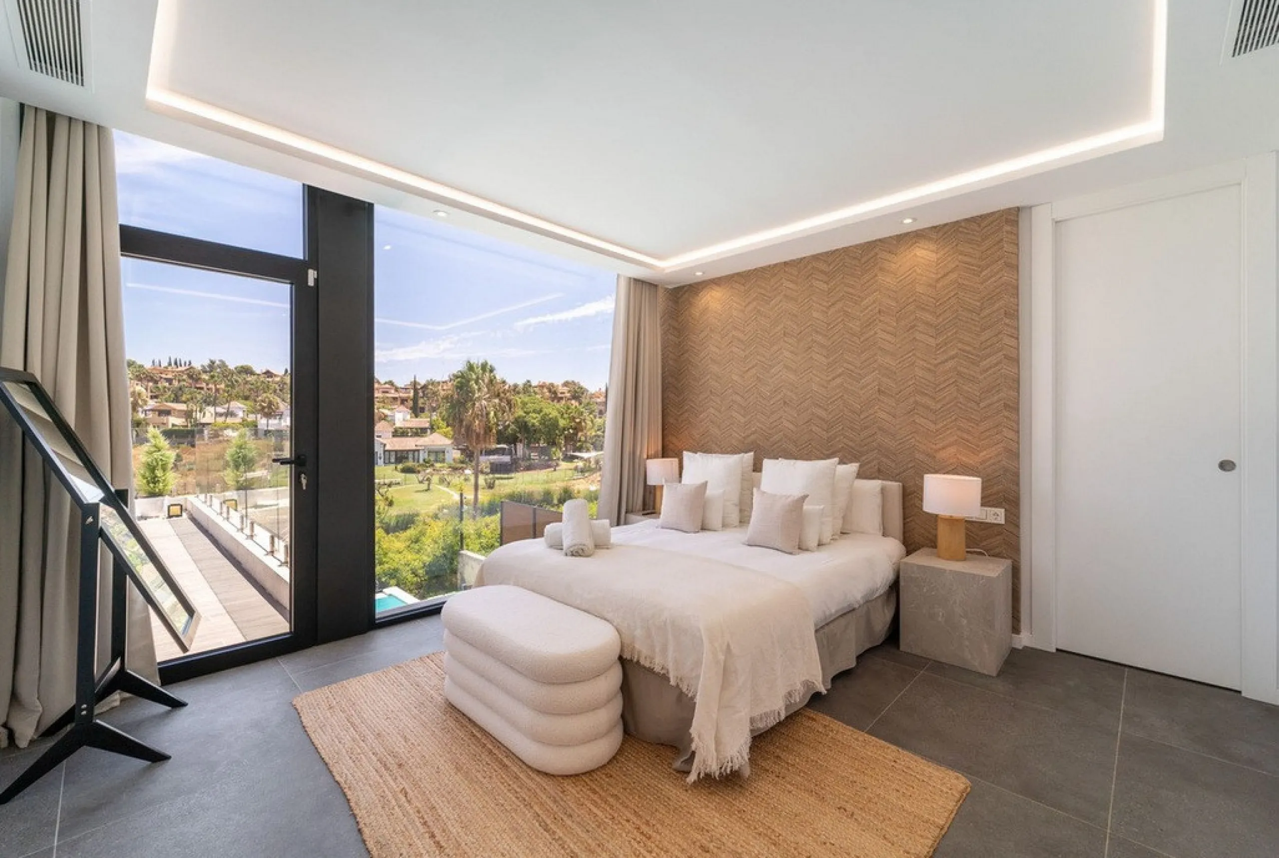 House - Detached Villa в продаже в Estepona, Málaga. В доме 5 спален и 4 ванных комнат. Площадь дома 358 м². Площадь участка 541 м²