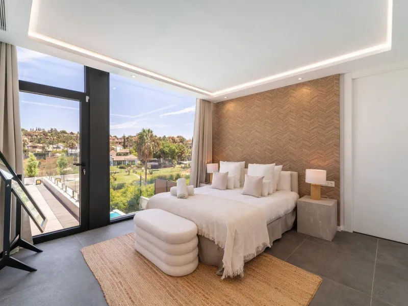 House - Detached Villa в продаже в Estepona, Málaga. В доме 5 спален и 4 ванных комнат. Площадь дома 358 м². Площадь участка 541 м²