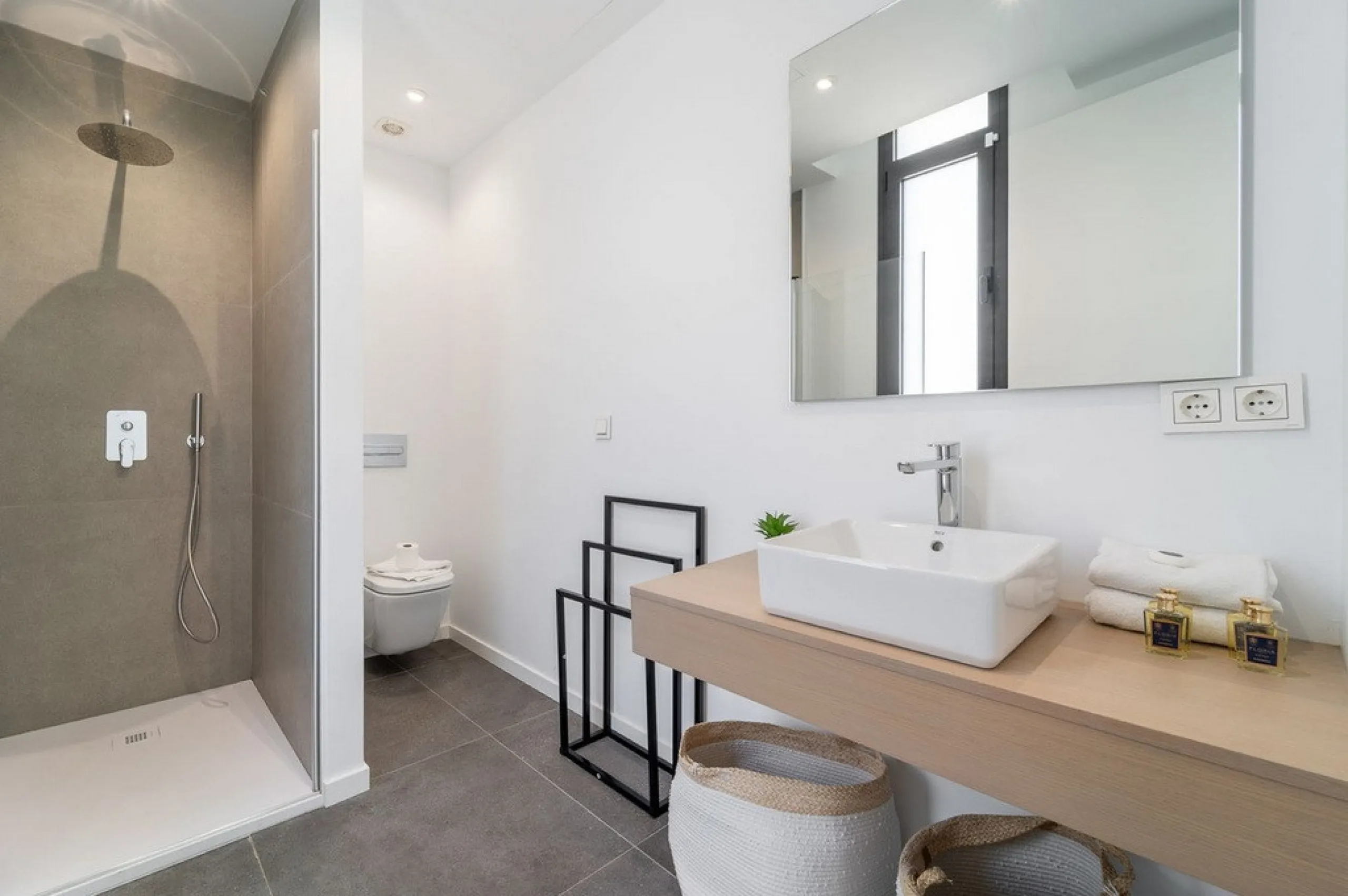 House - Detached Villa в продаже в Estepona, Málaga. В доме 5 спален и 4 ванных комнат. Площадь дома 358 м². Площадь участка 541 м²