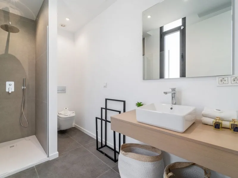 House - Detached Villa в продаже в Estepona, Málaga. В доме 5 спален и 4 ванных комнат. Площадь дома 358 м². Площадь участка 541 м²