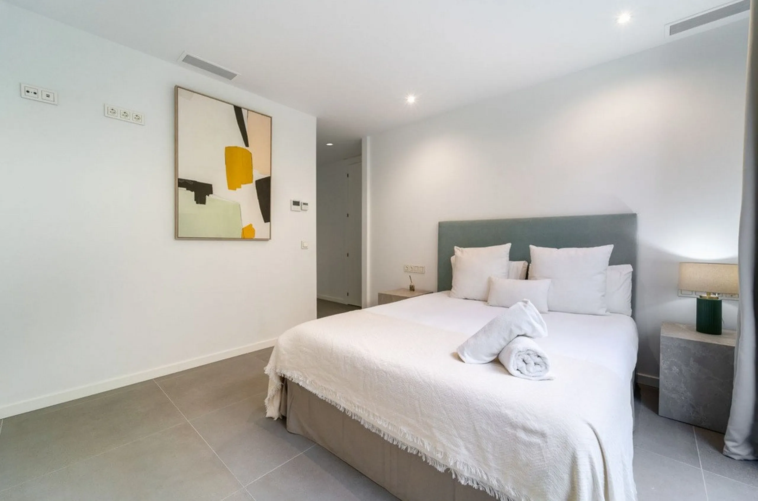 House - Detached Villa в продаже в Estepona, Málaga. В доме 5 спален и 4 ванных комнат. Площадь дома 358 м². Площадь участка 541 м²