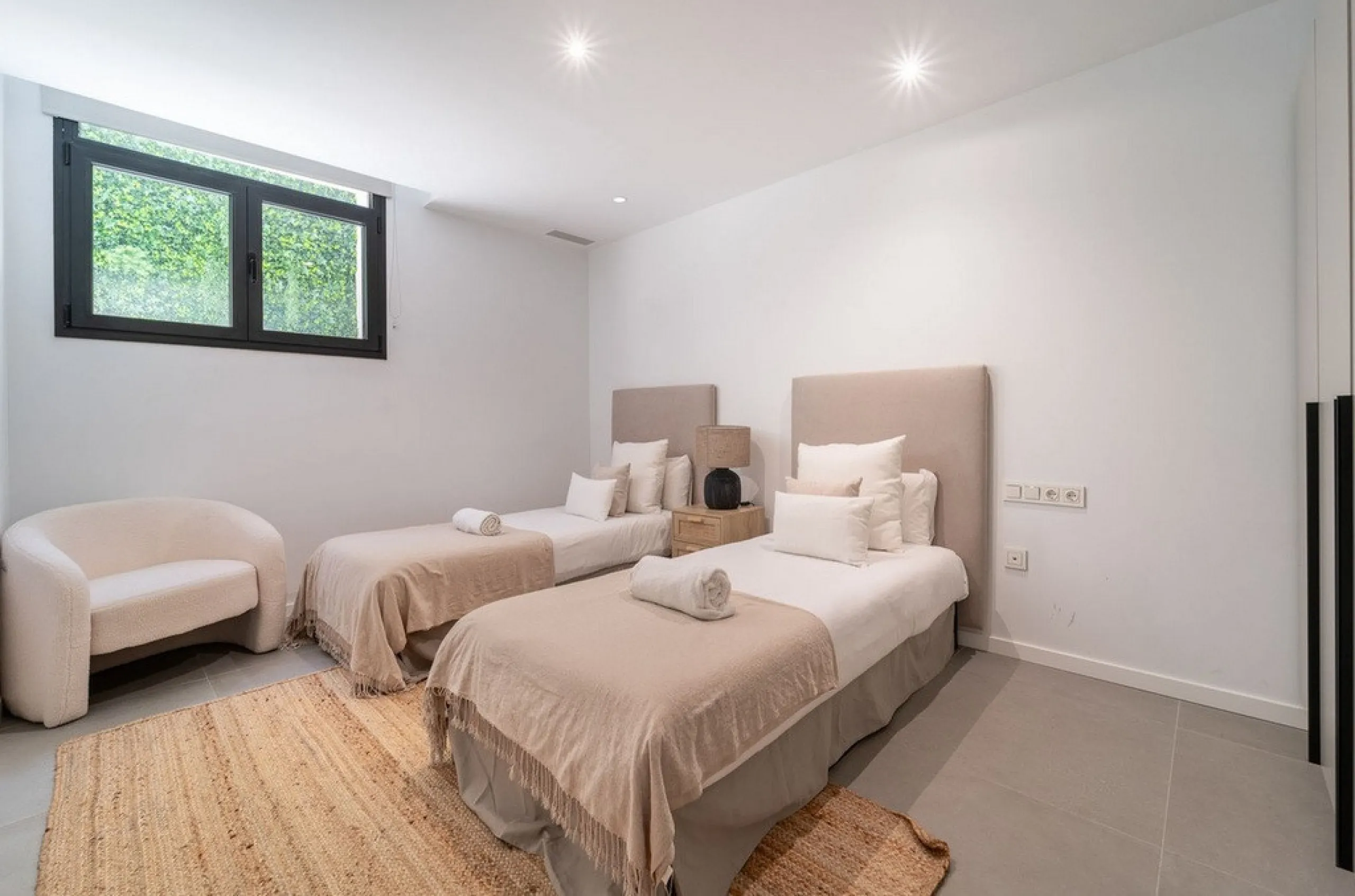 House - Detached Villa в продаже в Estepona, Málaga. В доме 5 спален и 4 ванных комнат. Площадь дома 358 м². Площадь участка 541 м²