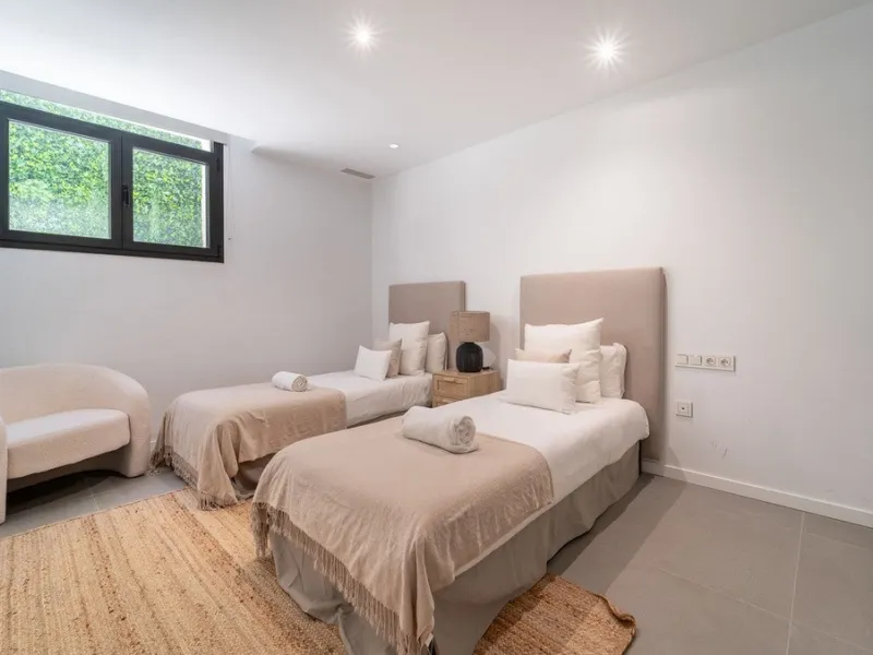 House - Detached Villa в продаже в Estepona, Málaga. В доме 5 спален и 4 ванных комнат. Площадь дома 358 м². Площадь участка 541 м²