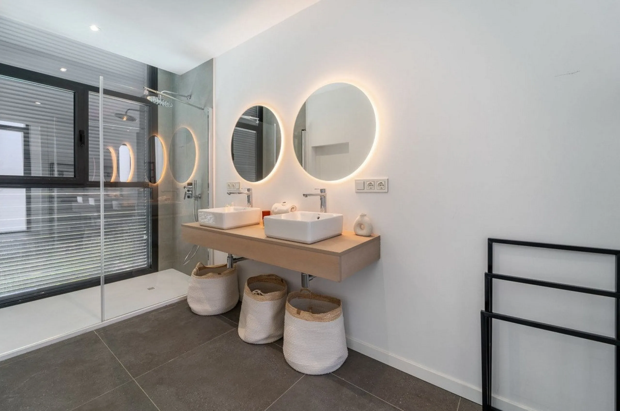 House - Detached Villa в продаже в Estepona, Málaga. В доме 5 спален и 4 ванных комнат. Площадь дома 358 м². Площадь участка 541 м²