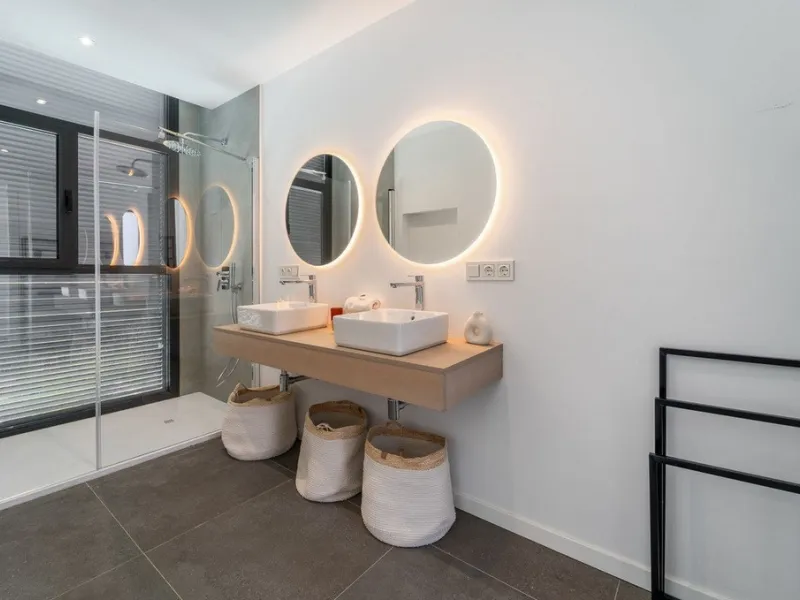 House - Detached Villa в продаже в Estepona, Málaga. В доме 5 спален и 4 ванных комнат. Площадь дома 358 м². Площадь участка 541 м²
