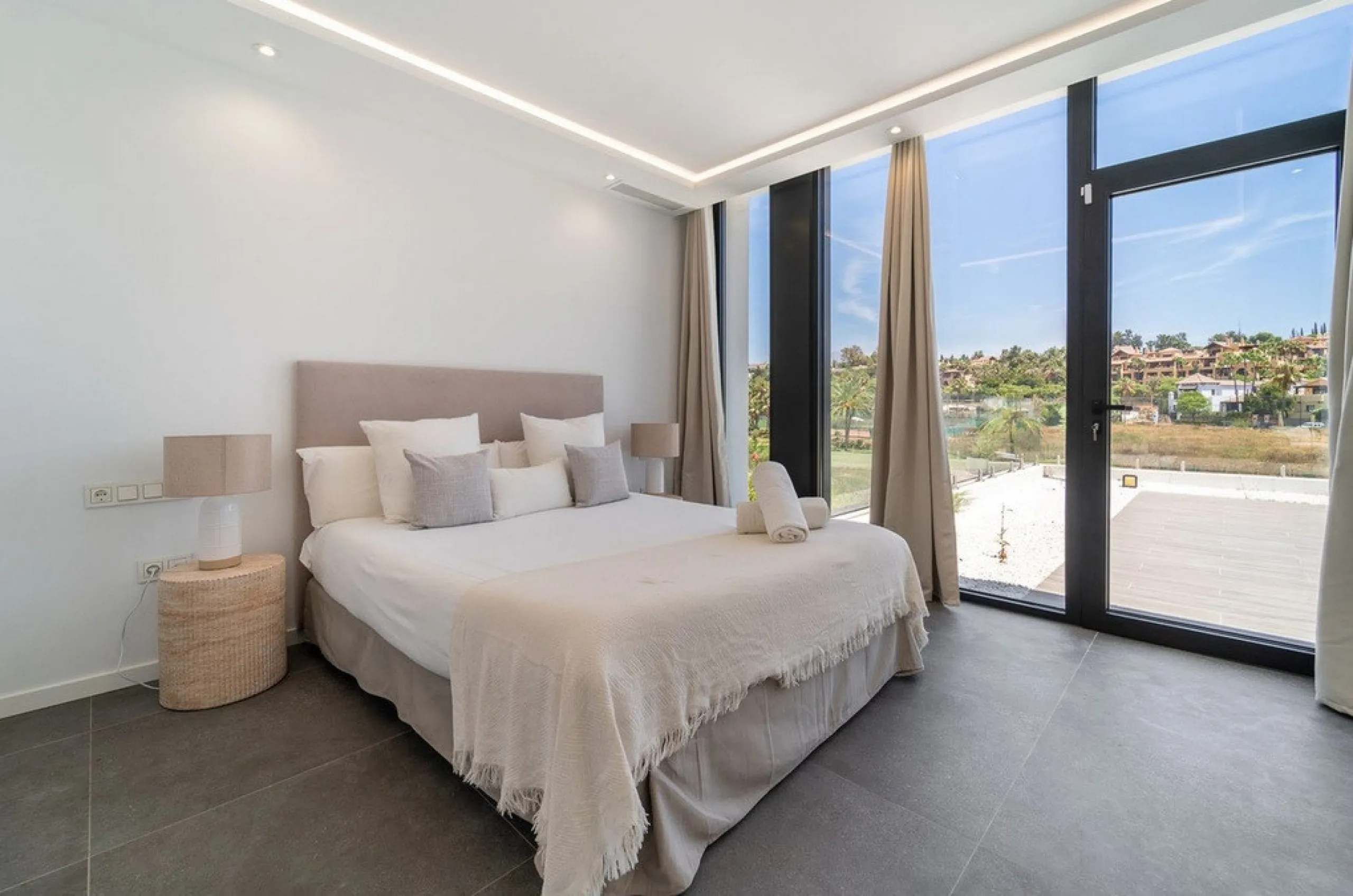 House - Detached Villa в продаже в Estepona, Málaga. В доме 5 спален и 4 ванных комнат. Площадь дома 358 м². Площадь участка 541 м²