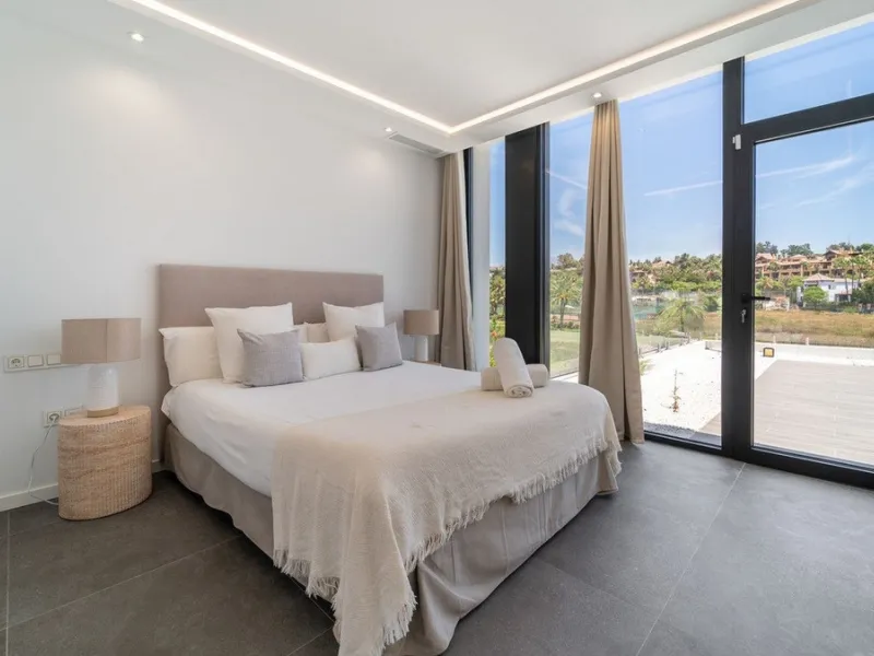 House - Detached Villa в продаже в Estepona, Málaga. В доме 5 спален и 4 ванных комнат. Площадь дома 358 м². Площадь участка 541 м²