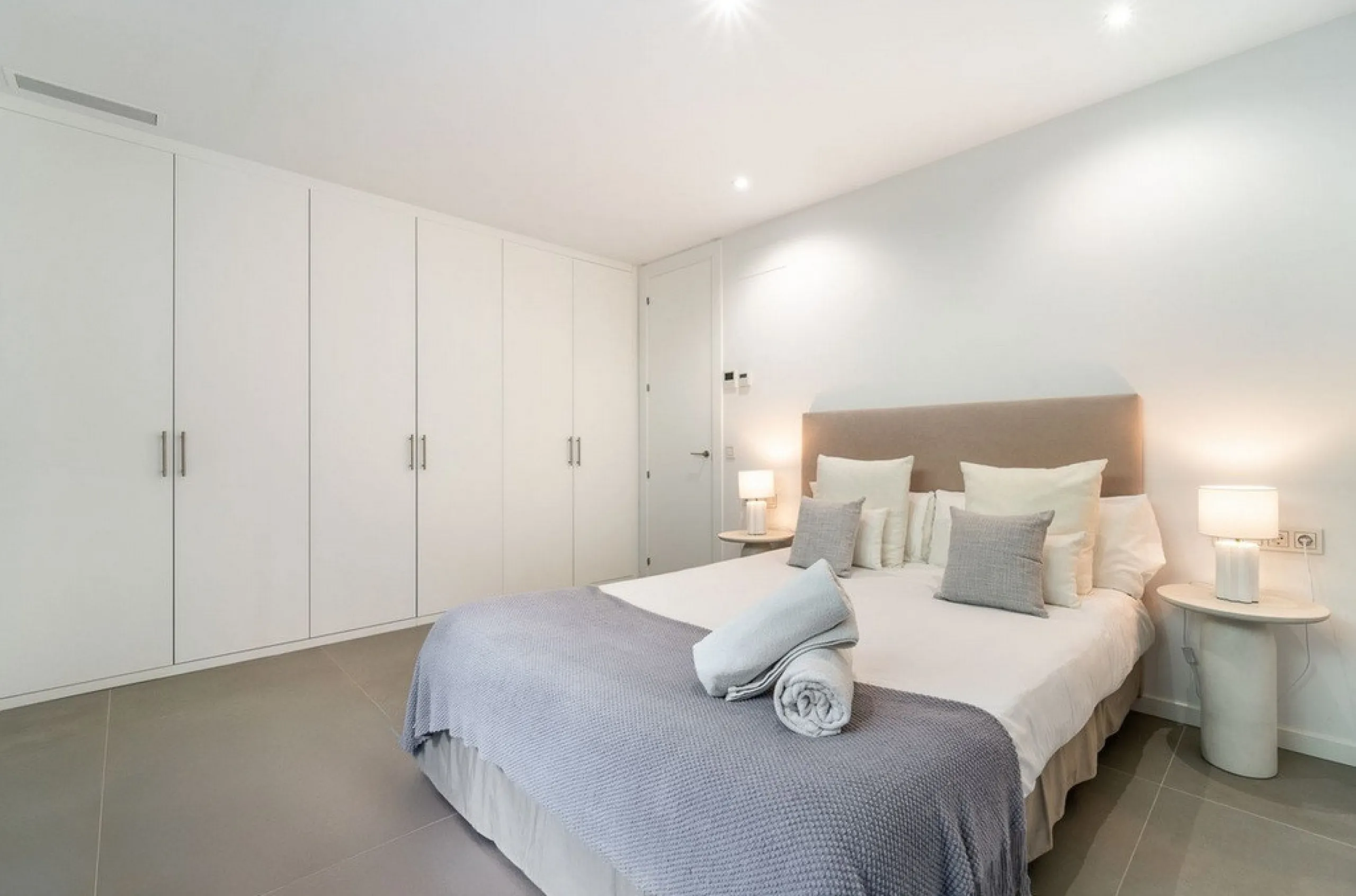 House - Detached Villa в продаже в Estepona, Málaga. В доме 5 спален и 4 ванных комнат. Площадь дома 358 м². Площадь участка 541 м²