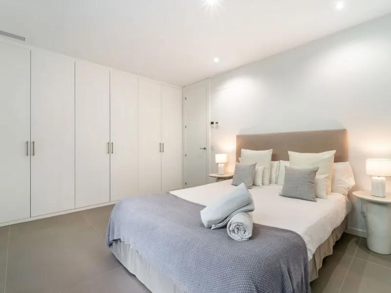 House - Detached Villa в продаже в Estepona, Málaga. В доме 5 спален и 4 ванных комнат. Площадь дома 358 м². Площадь участка 541 м²