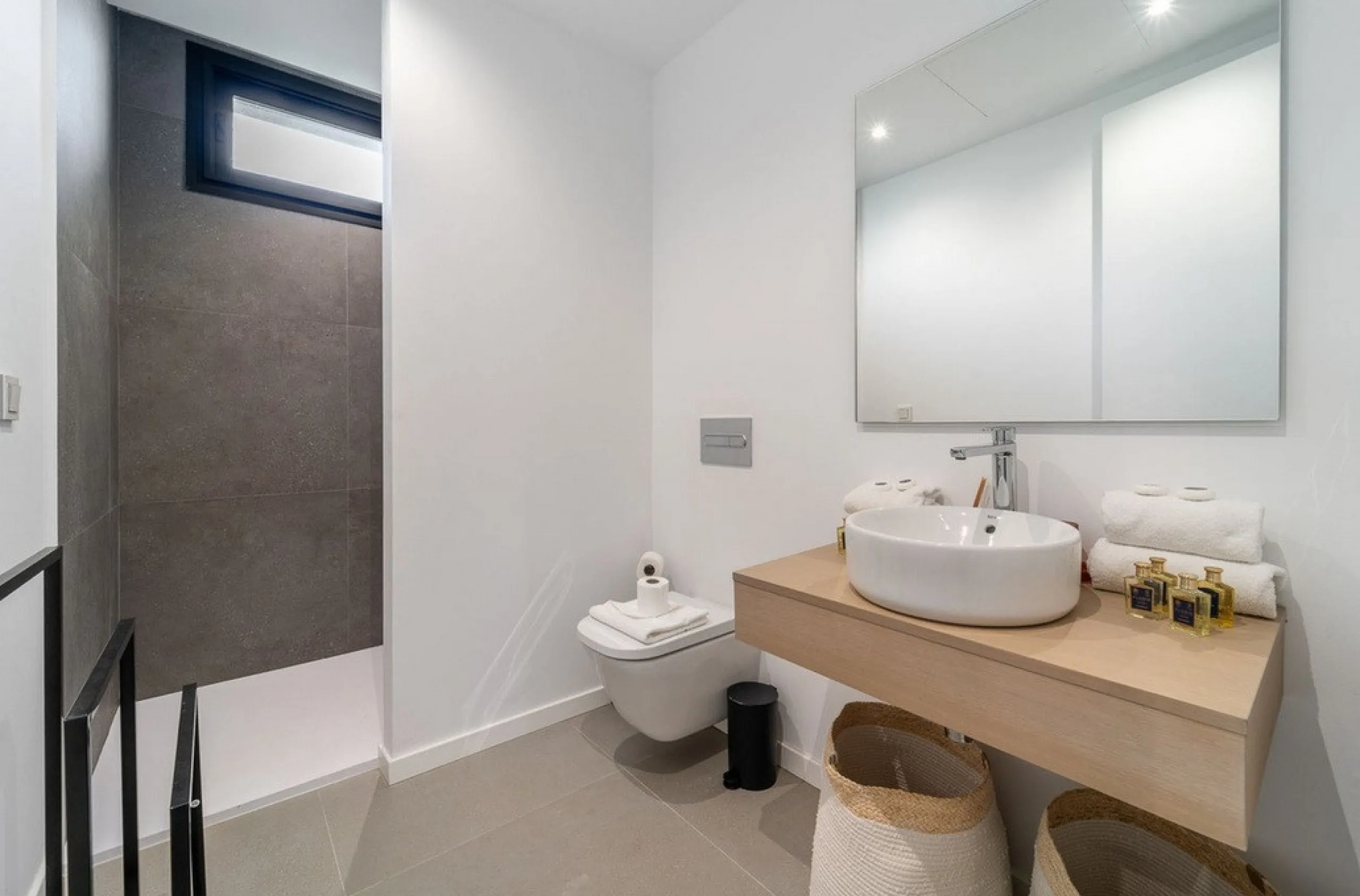 House - Detached Villa в продаже в Estepona, Málaga. В доме 5 спален и 4 ванных комнат. Площадь дома 358 м². Площадь участка 541 м²