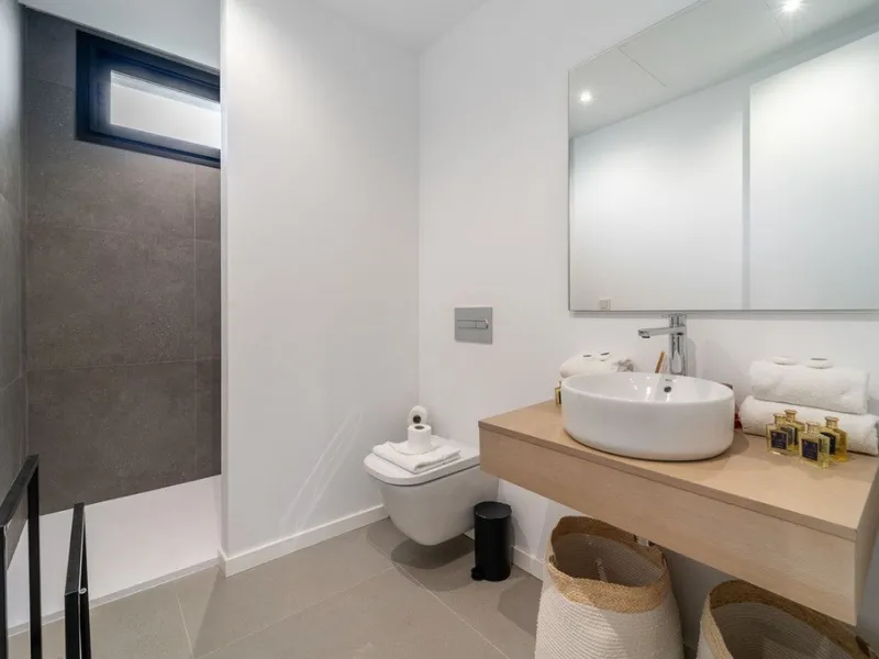 House - Detached Villa в продаже в Estepona, Málaga. В доме 5 спален и 4 ванных комнат. Площадь дома 358 м². Площадь участка 541 м²
