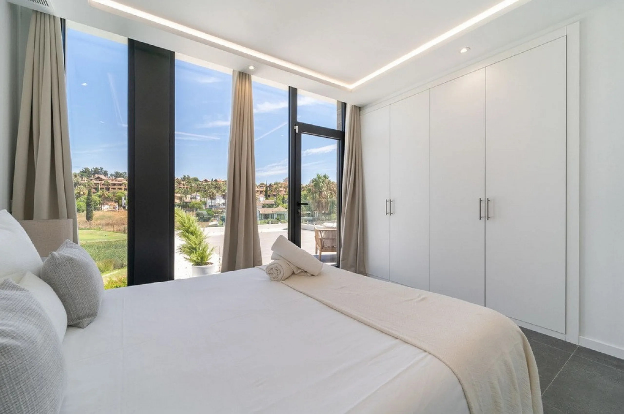 House - Detached Villa в продаже в Estepona, Málaga. В доме 5 спален и 4 ванных комнат. Площадь дома 358 м². Площадь участка 541 м²