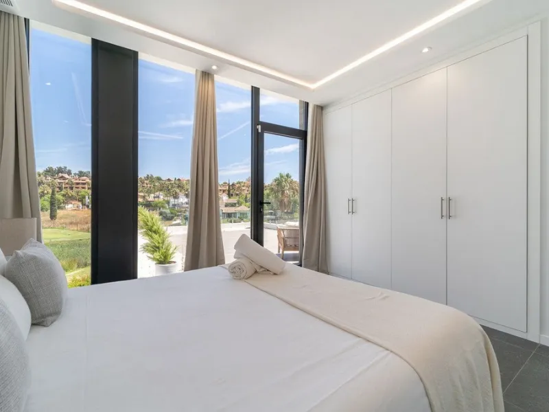 House - Detached Villa в продаже в Estepona, Málaga. В доме 5 спален и 4 ванных комнат. Площадь дома 358 м². Площадь участка 541 м²