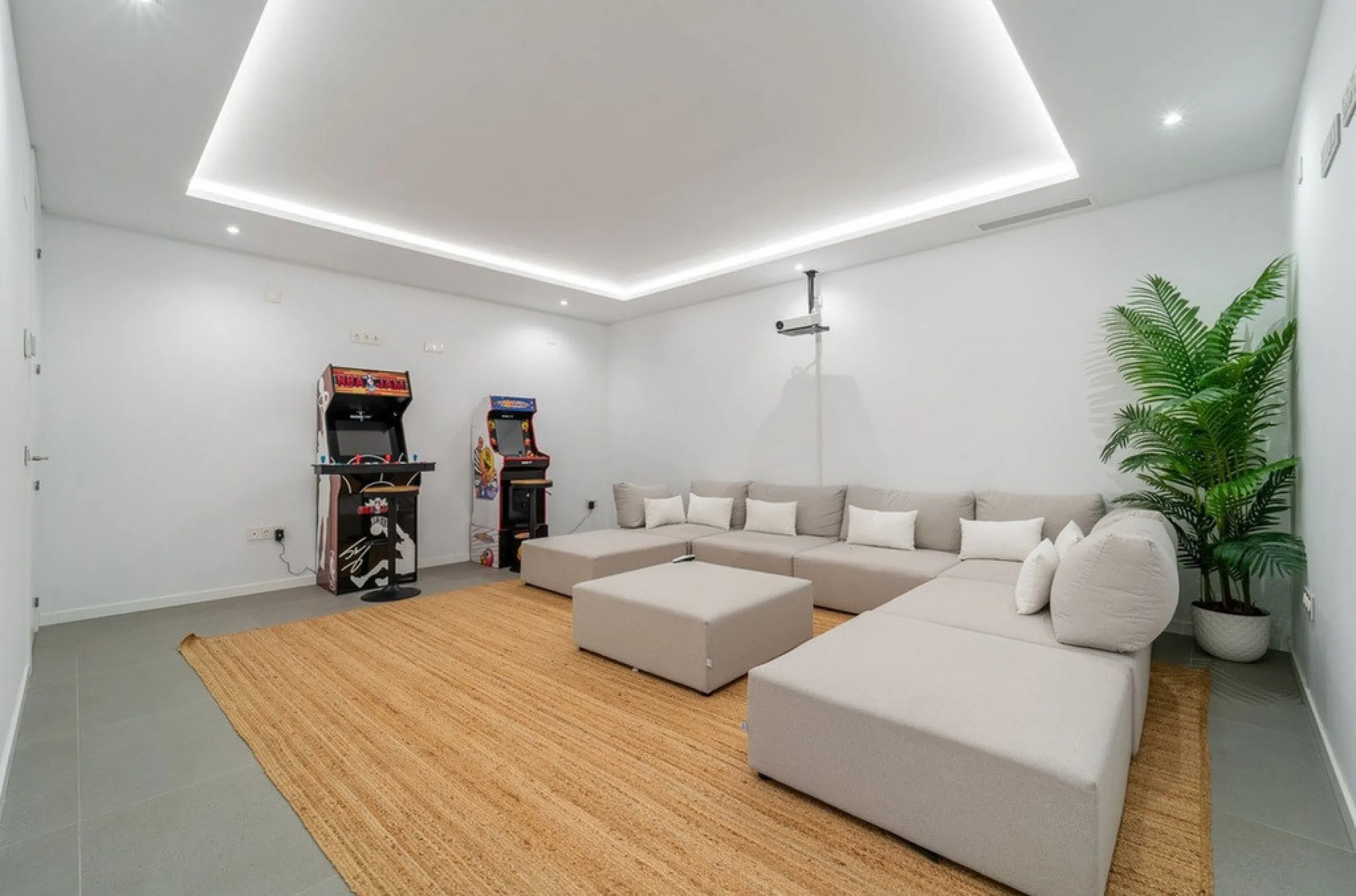 House - Detached Villa в продаже в Estepona, Málaga. В доме 5 спален и 4 ванных комнат. Площадь дома 358 м². Площадь участка 541 м²