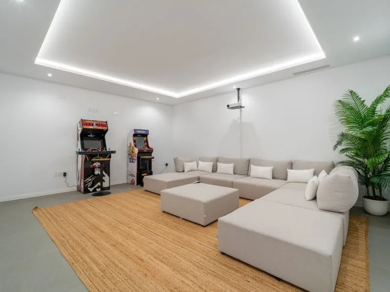 House - Detached Villa в продаже в Estepona, Málaga. В доме 5 спален и 4 ванных комнат. Площадь дома 358 м². Площадь участка 541 м²