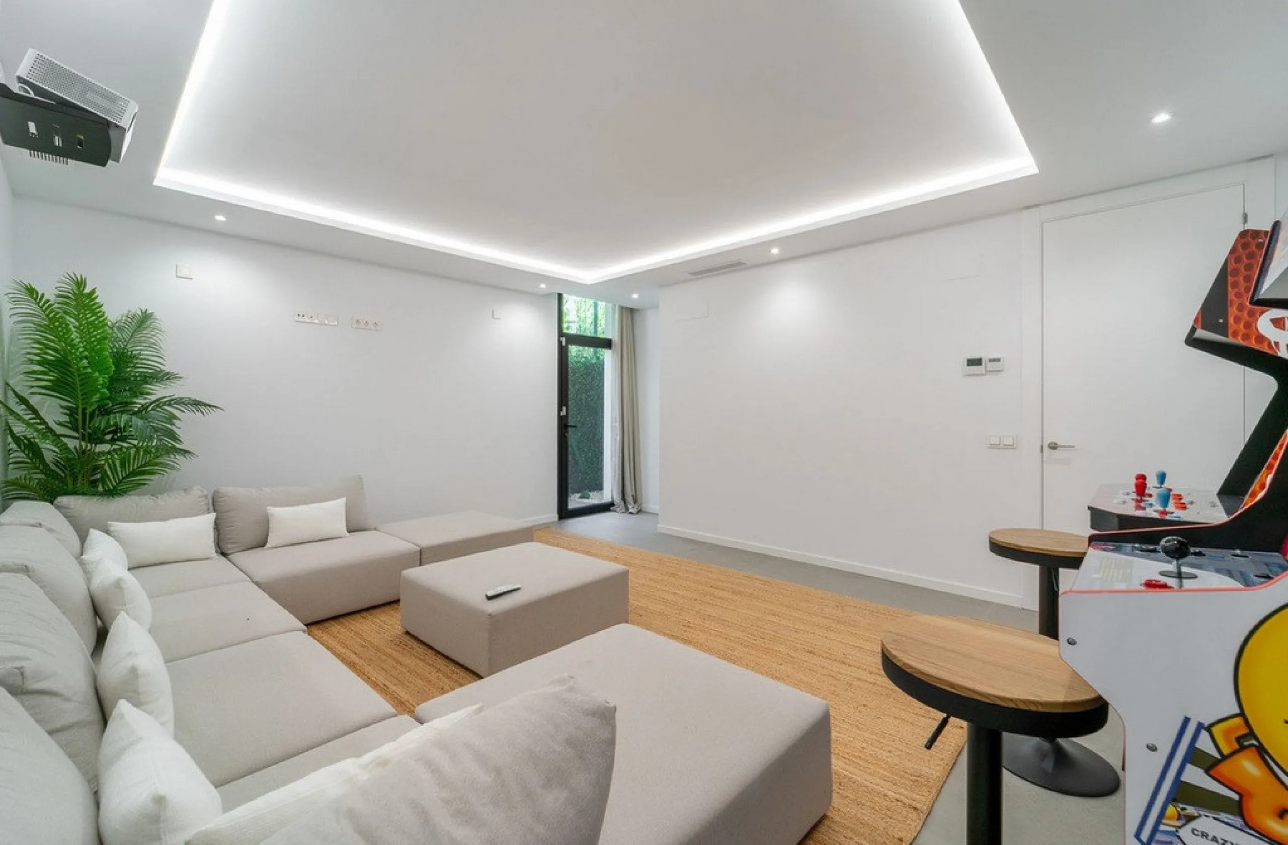 House - Detached Villa в продаже в Estepona, Málaga. В доме 5 спален и 4 ванных комнат. Площадь дома 358 м². Площадь участка 541 м²