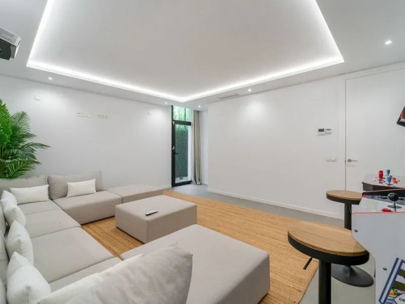 House - Detached Villa в продаже в Estepona, Málaga. В доме 5 спален и 4 ванных комнат. Площадь дома 358 м². Площадь участка 541 м²