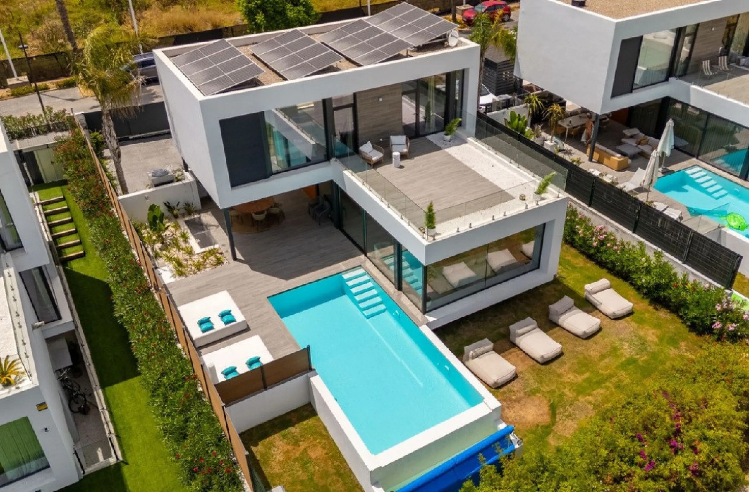 House - Detached Villa в продаже в Estepona, Málaga. В доме 5 спален и 4 ванных комнат. Площадь дома 358 м². Площадь участка 541 м²