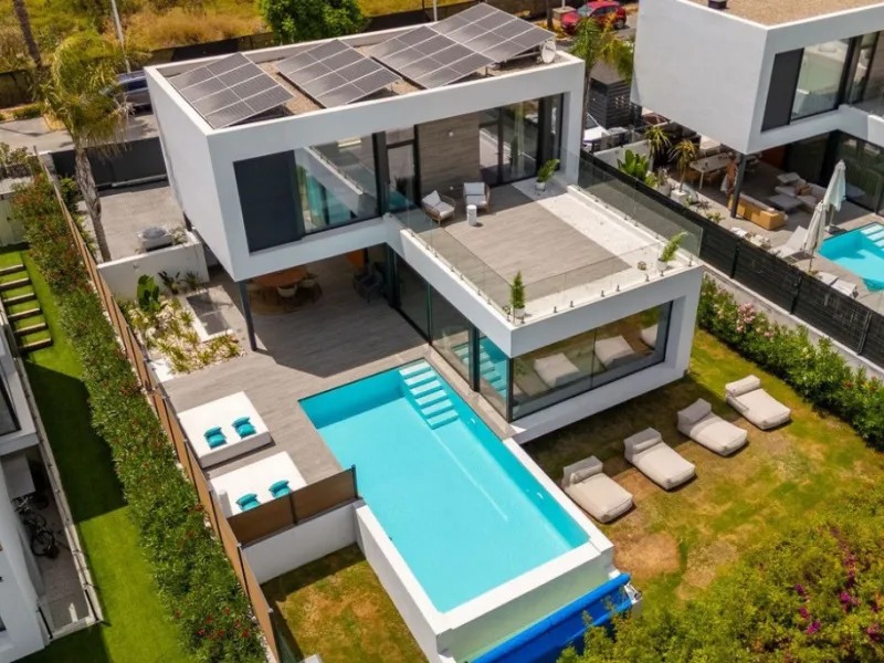 House - Detached Villa в продаже в Estepona, Málaga. В доме 5 спален и 4 ванных комнат. Площадь дома 358 м². Площадь участка 541 м²