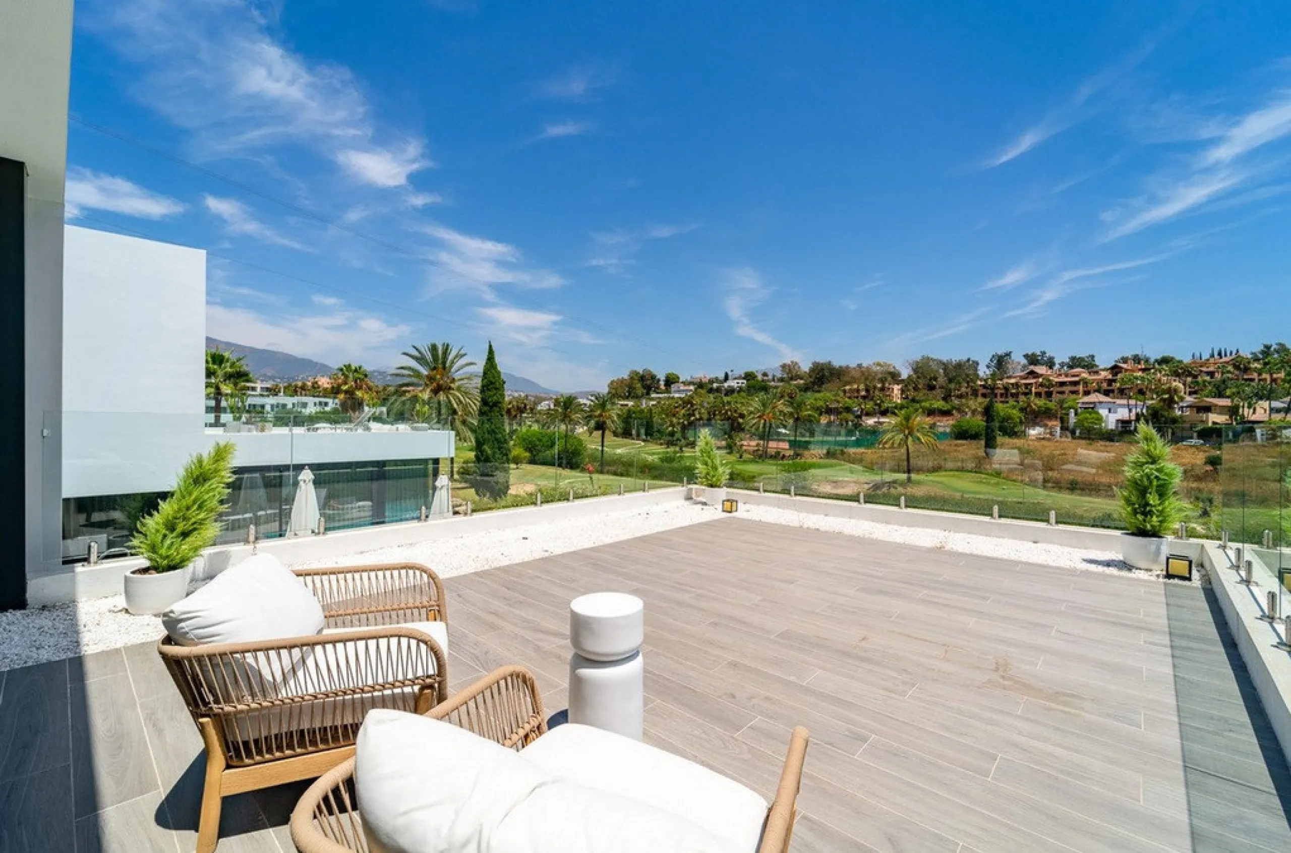 House - Detached Villa в продаже в Estepona, Málaga. В доме 5 спален и 4 ванных комнат. Площадь дома 358 м². Площадь участка 541 м²