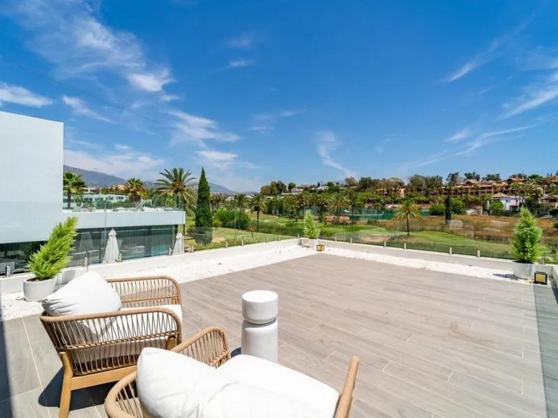 House - Detached Villa в продаже в Estepona, Málaga. В доме 5 спален и 4 ванных комнат. Площадь дома 358 м². Площадь участка 541 м²