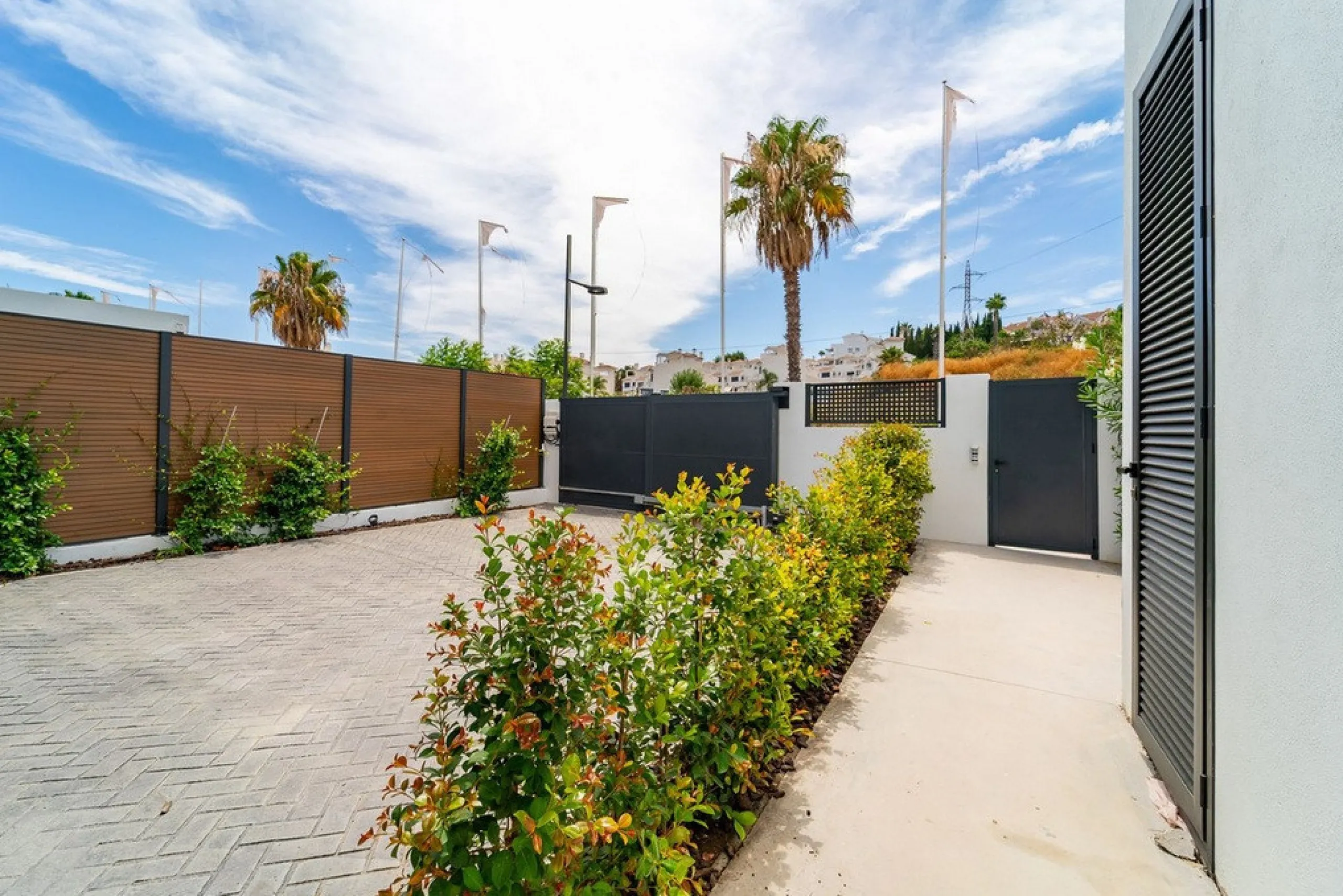 House - Detached Villa в продаже в Estepona, Málaga. В доме 5 спален и 4 ванных комнат. Площадь дома 358 м². Площадь участка 541 м²