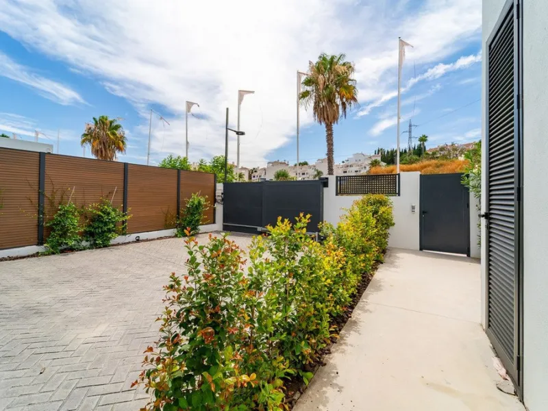 House - Detached Villa в продаже в Estepona, Málaga. В доме 5 спален и 4 ванных комнат. Площадь дома 358 м². Площадь участка 541 м²