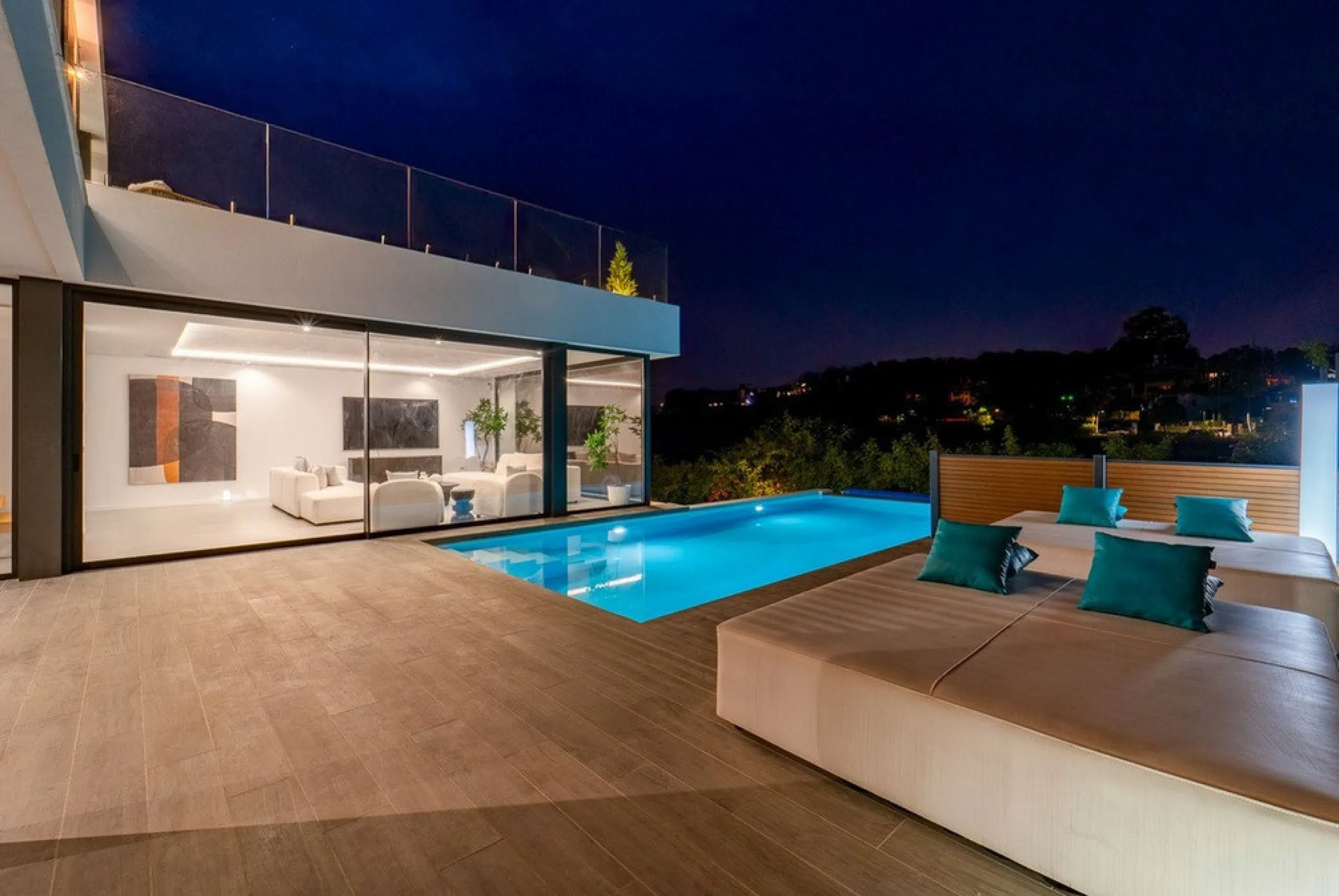 House - Detached Villa в продаже в Estepona, Málaga. В доме 5 спален и 4 ванных комнат. Площадь дома 358 м². Площадь участка 541 м²